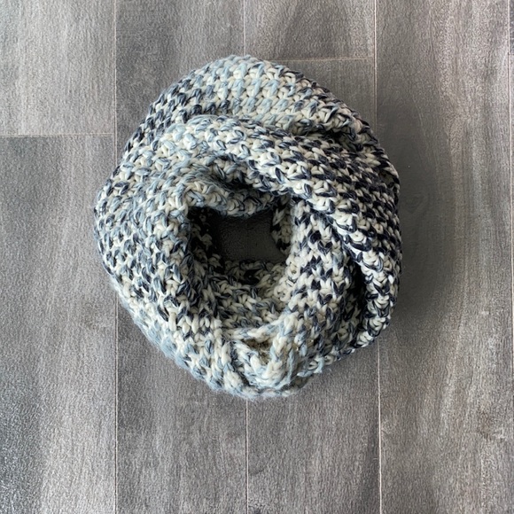 Ombré Black knit infinity scarf - Picture 1 of 3